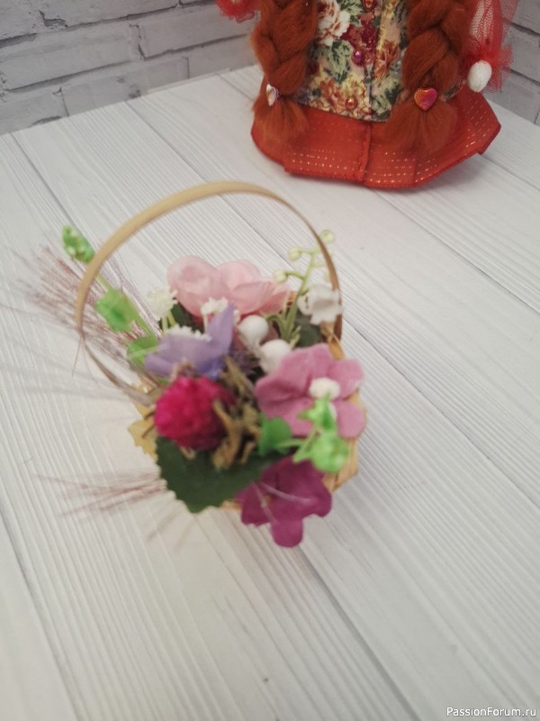 Девушка с корзиной цветов