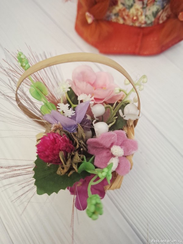 Девушка с корзиной цветов