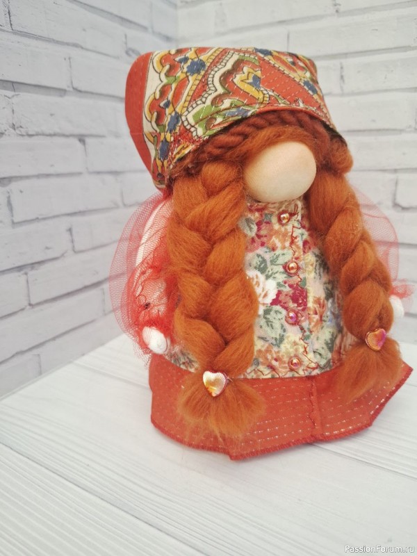 Девушка с корзиной цветов