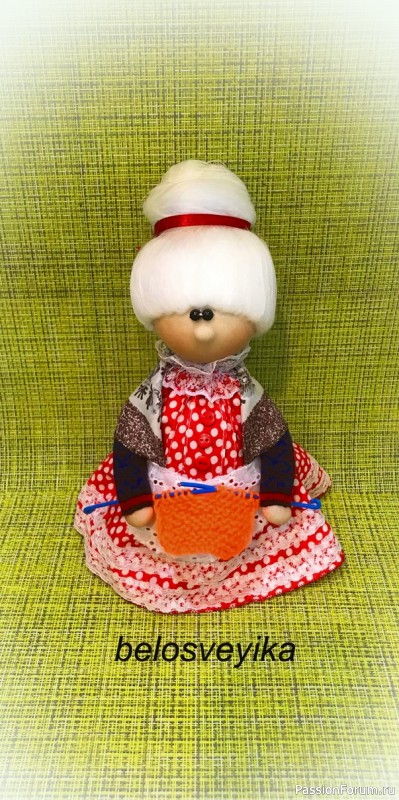Кукла, которая вяжет