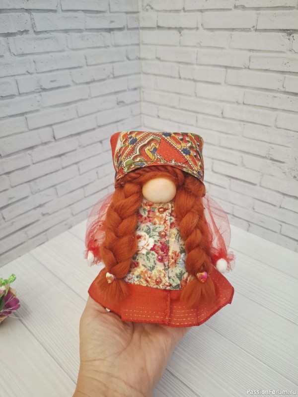 Девушка с корзиной цветов