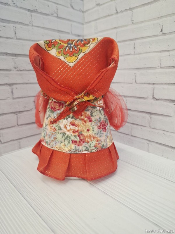 Девушка с корзиной цветов