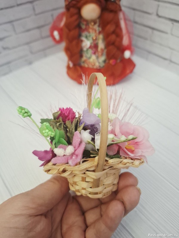 Девушка с корзиной цветов