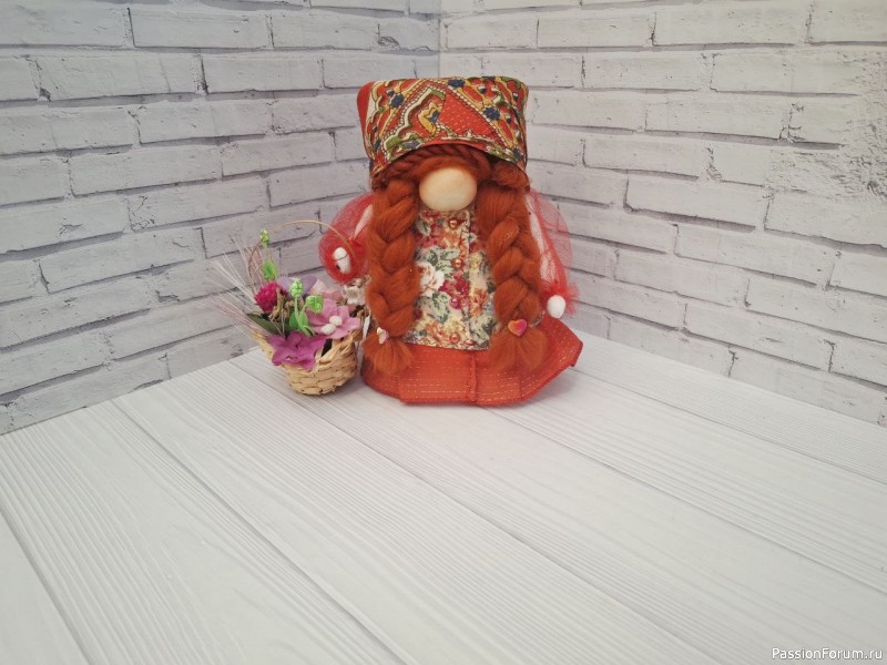 Девушка с корзиной цветов