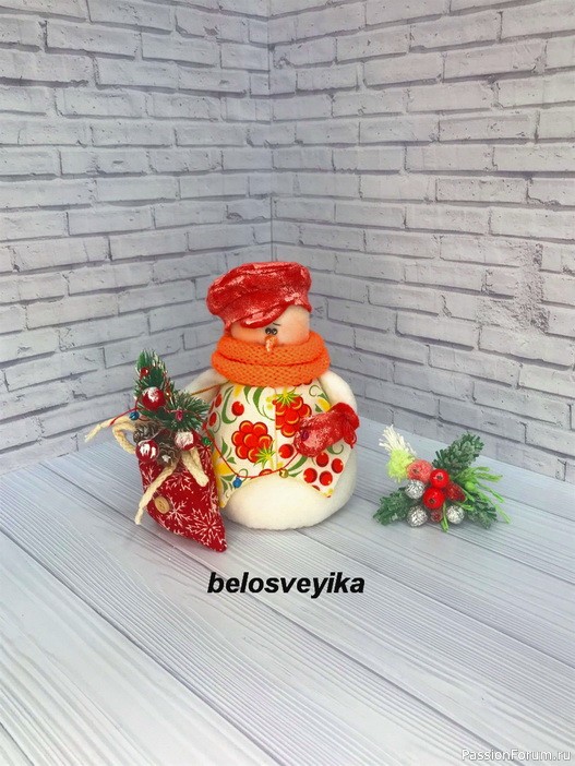 Снеговик с мешком подарков