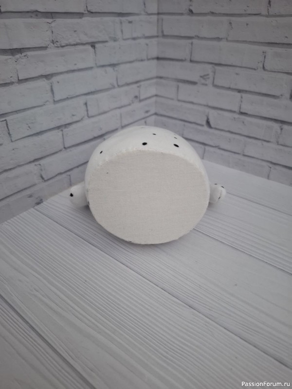 Девушка с корзиной цветов