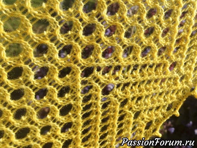 Треугольная шаль спицами ажурными сотами Текучий мед