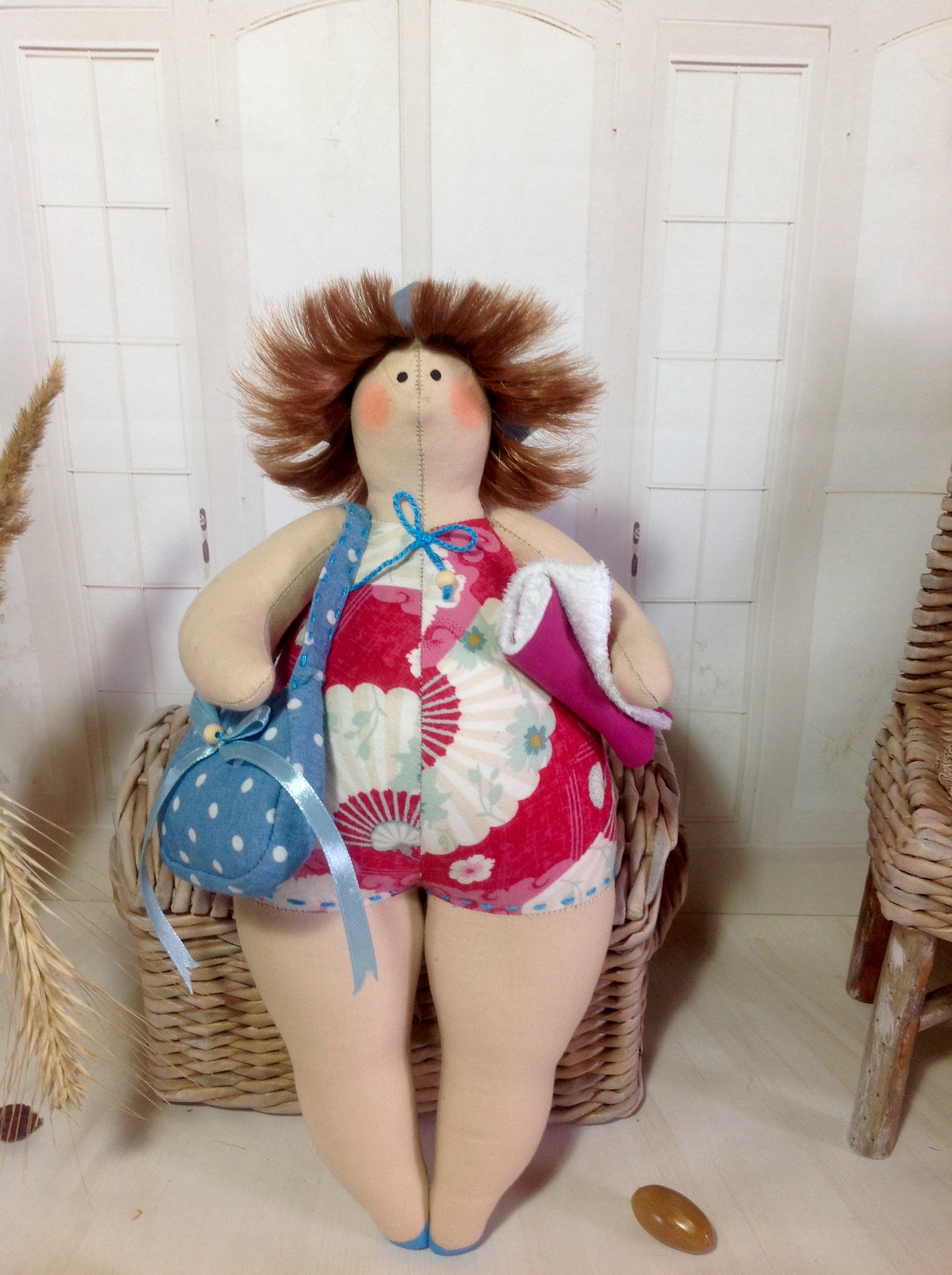 Игрушки из толстых. Кукла Тильда пляжница. Куклы толстушки. Интерьерная кукла толстушка. Кукла толстушка пляжница.