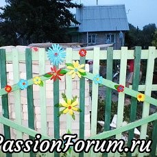 Украшение забора цветами из пластиковых бутылок