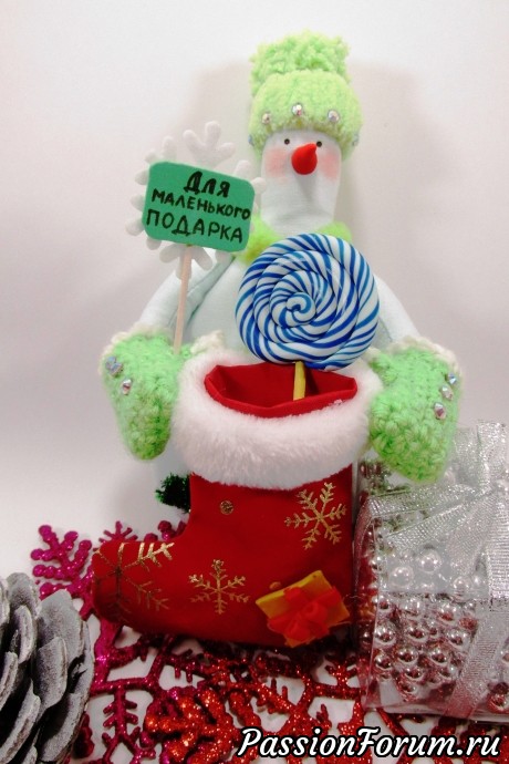 Снеговик с сапожком для подарка.В подарке-подарок!!! .