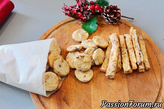 Сырное печенье с маслинами и розмарином.