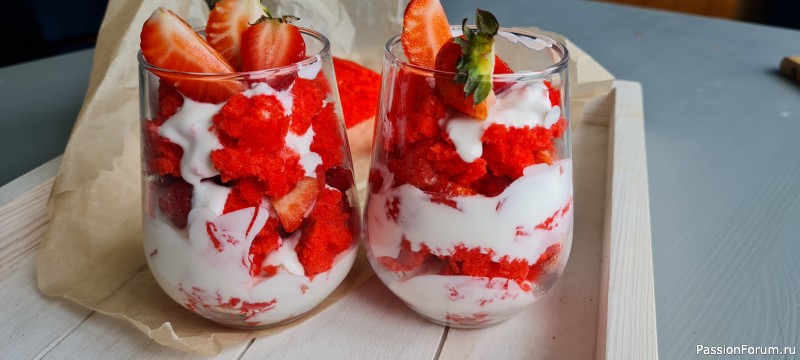 КЛУБНИЧНЫЙ ТРАЙФЛ - Вкусный Десерт с Клубникой в Стаканчике с Бисквитом КЛУБНИЧНЫЙ ТРАЙФЛ - Вкусный Десерт с Клубникой в Стаканчике с Бисквитом