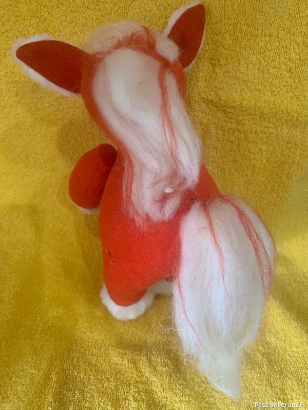 Мягкая огненная лошадка-символ удачи и тепла