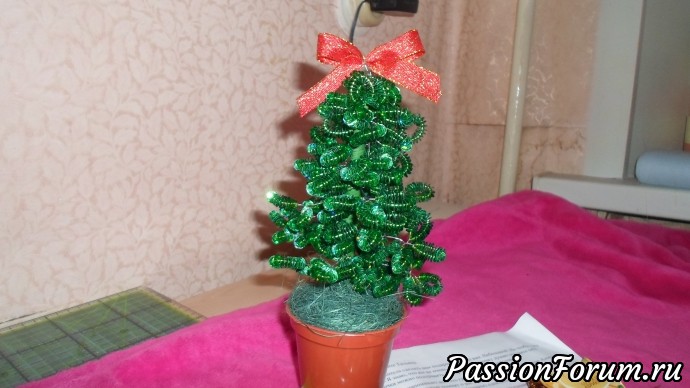 Вот такая елочка, сделанная руками Светланы и Насти. Вот такая елочка, сделанная руками Светланы и Насти.