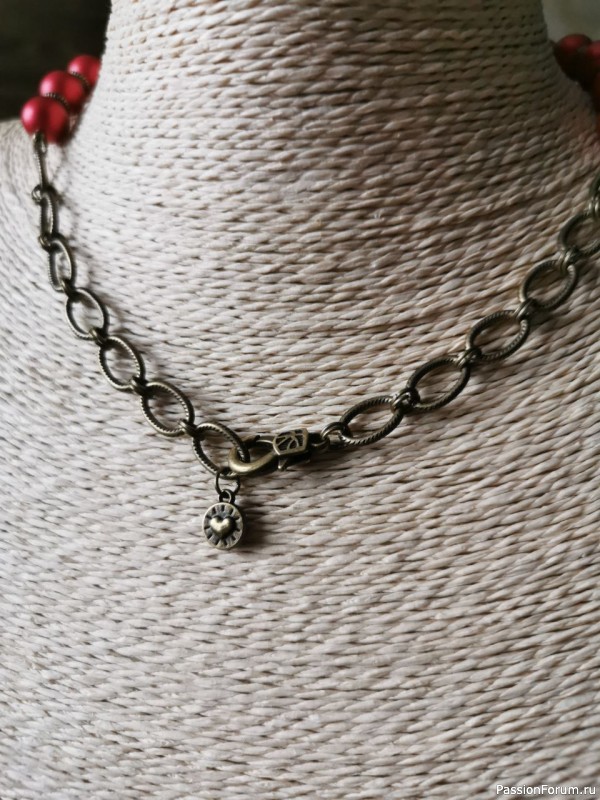 ​Колье с подвеской монетой.