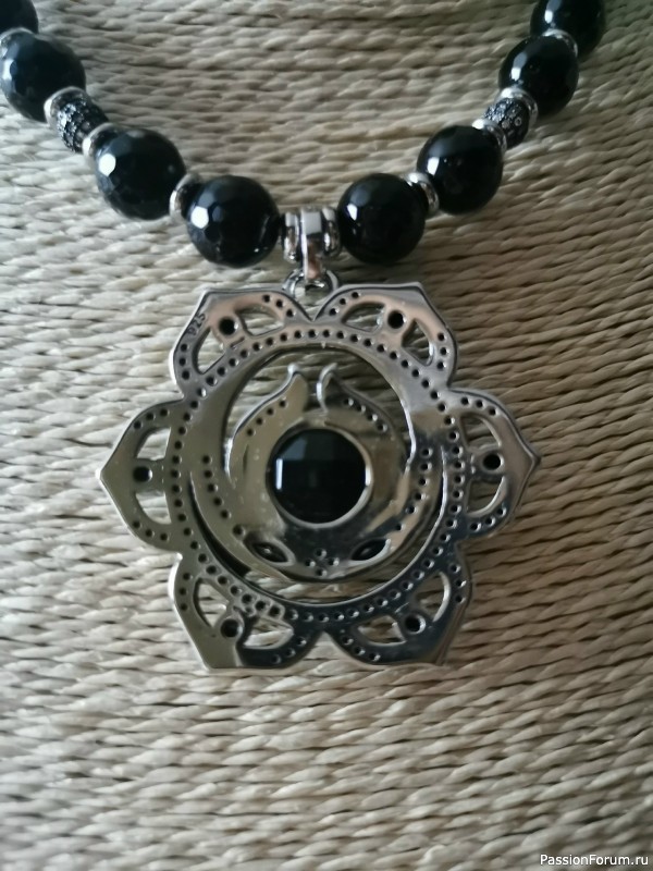 Колье из агатов с кулоном