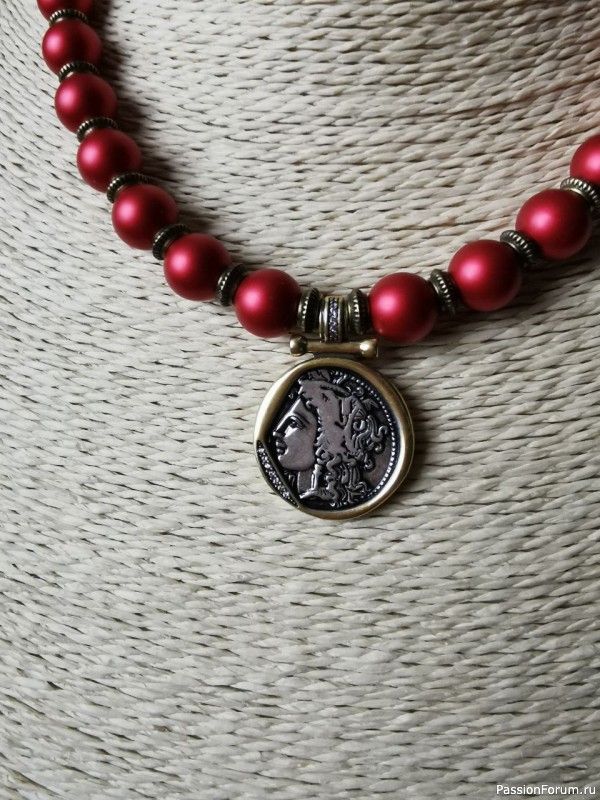 ​Колье с подвеской монетой.