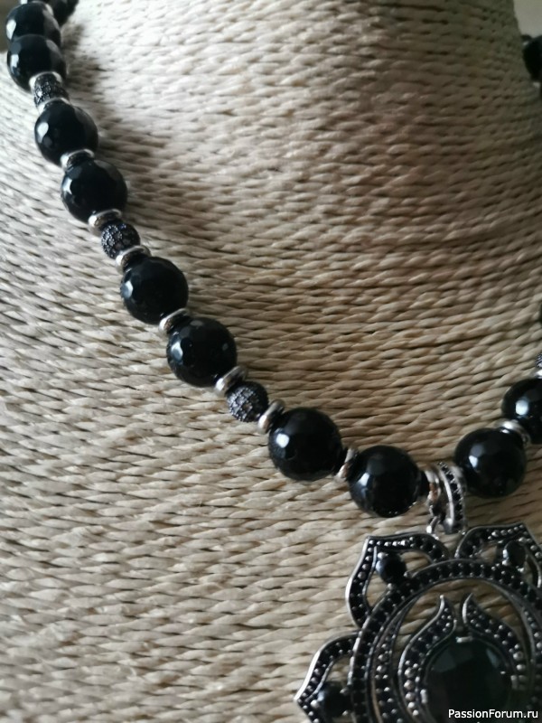 Колье из агатов с кулоном