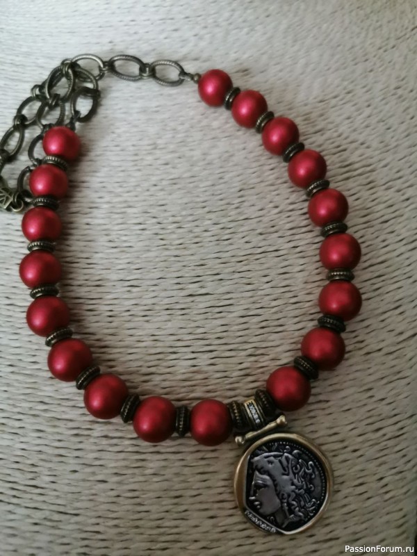 ​Колье с подвеской монетой.