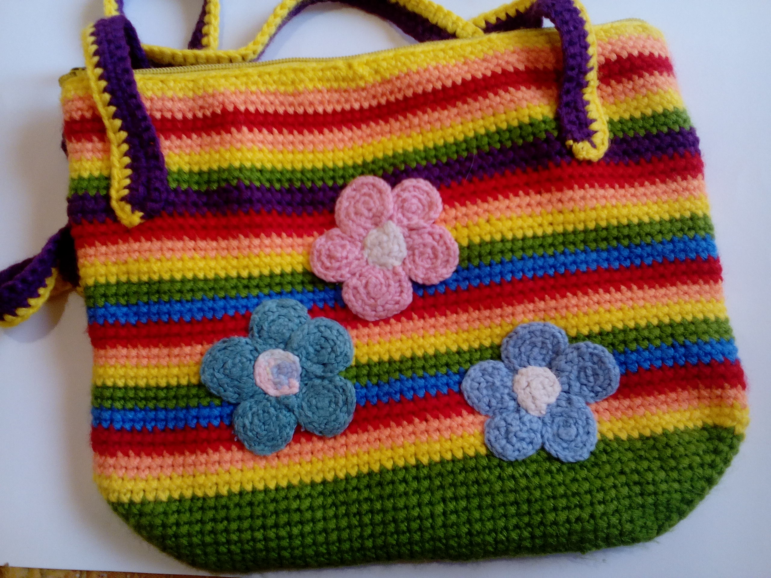 Вязаные детские сумочки. Сумка вязаная. Разноцветная сумка крючком. Вязаная цветная сумочка. Цветные сумки крючком.