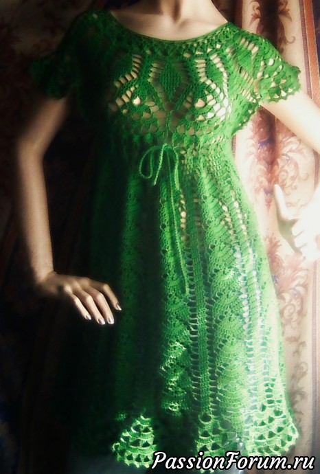 Зеленое ажурное платье