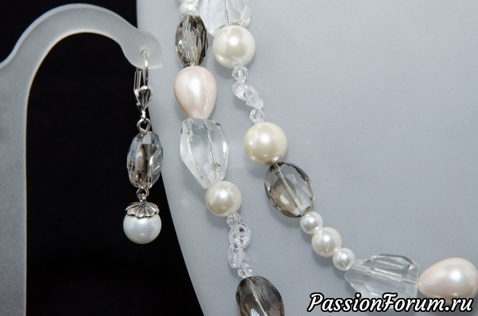 Продам украшение (колье в две нити и трое серёг) 5.500 р.