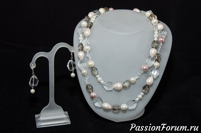 Продам украшение (колье в две нити и трое серёг) 5.500 р.