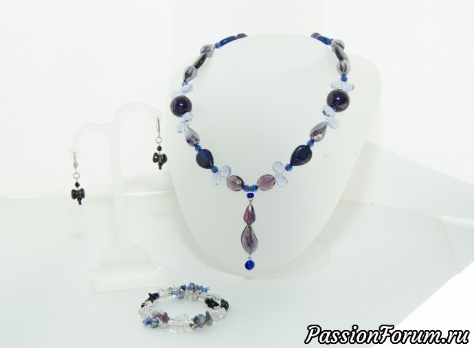 Синий комплект (длинное колье, браслет и серьги-миниатюра) 2.250 р.
Материалы: лазурит, синий авантюрин, горный хрусталь, окрашенный кварицит, ювелирное стекло, декор, искусственный хрусталь.
Комплект: длинное колье, браслет на металле с памятью, серьги-миниатюра.
Создавался таким образом, чтобы, во-первых - в пятницу (день синего спектра радуги) это украшение фокусировало энергию синего луча и помогал о сонастроиться с силами природы; во-вторых, смешение синих, фиолетовых, сиреневых элементов инициируют деловую, умственную активность. Позволяют сосредоточиться на деле. Минералы активизируют иммунитет, стимулируют продуктивную деятельность мозга, положительно воздействуют на системы организма. Синий комплект (длинное колье, браслет и серьги-миниатюра) 2.250 р.
Материалы: лазурит, синий авантюрин, горный хрусталь, окрашенный кварицит, ювелирное стекло, декор, искусственный хрусталь.
Комплект: длинное колье, браслет на металле с памятью, серьги-миниатюра.
Создавался таким образом, чтобы, во-первых - в пятницу (день синего спектра радуги) это украшение фокусировало энергию синего луча и помогал о сонастроиться с силами природы; во-вторых, смешение синих, фиолетовых, сиреневых элементов инициируют деловую, умственную активность. Позволяют сосредоточиться на деле. Минералы активизируют иммунитет, стимулируют продуктивную деятельность мозга, положительно воздействуют на системы организма.