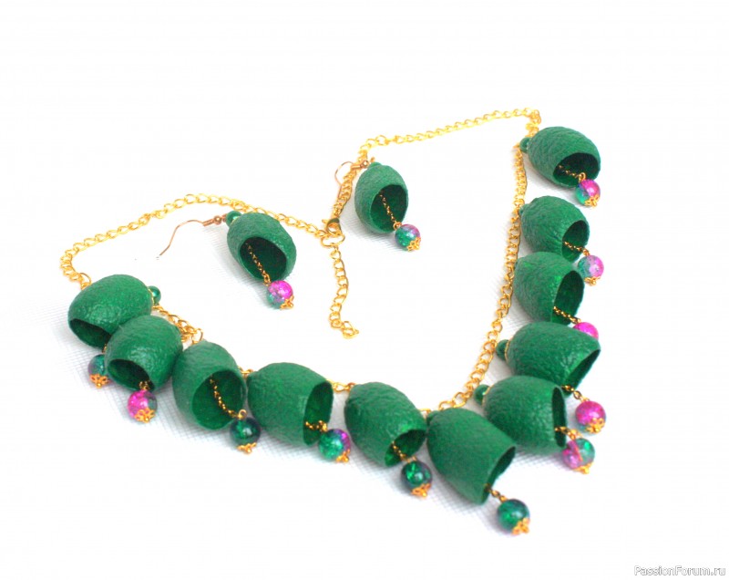 Ожерелье и серьги из коконов шелкопряда "Лесная тайна"