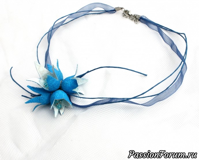 Маленькое ожерелье "Голубые цветы" из коконов шелкопряда