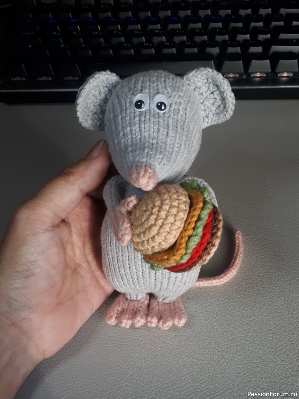 Крыса с гамбургером крючком