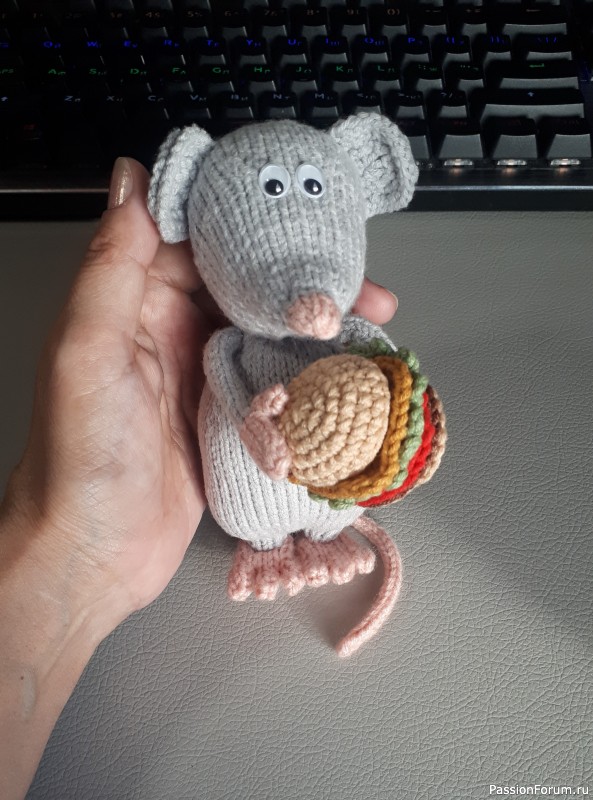 Крыса с гамбургером крючком