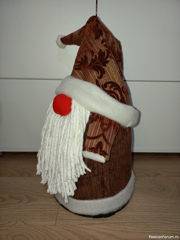 Сказочный новогодний персонаж.