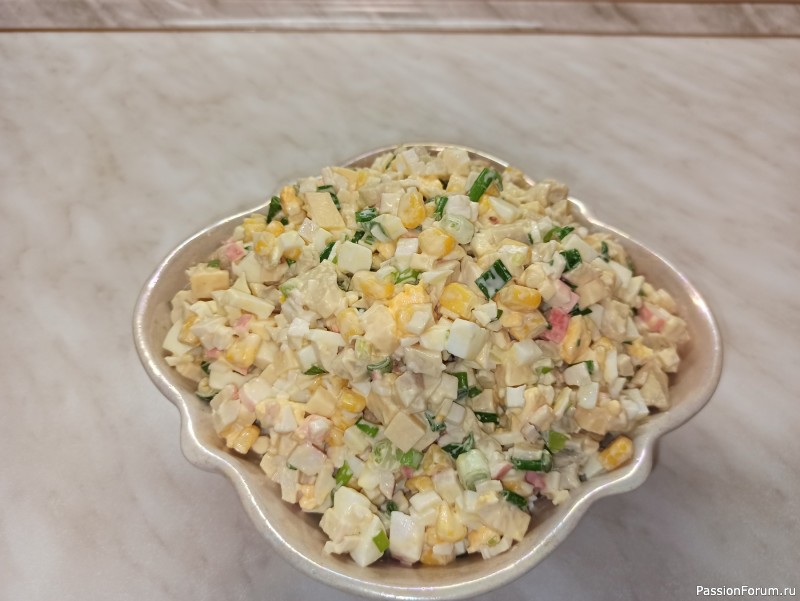 Простой и вкусный салат из крабовых палочек с сыром и грибами.