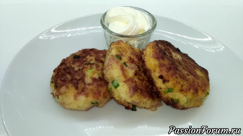 Картофельные биточки с сыром и колбасой