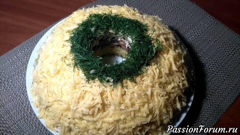 Салат слоеный с курицей и грибами