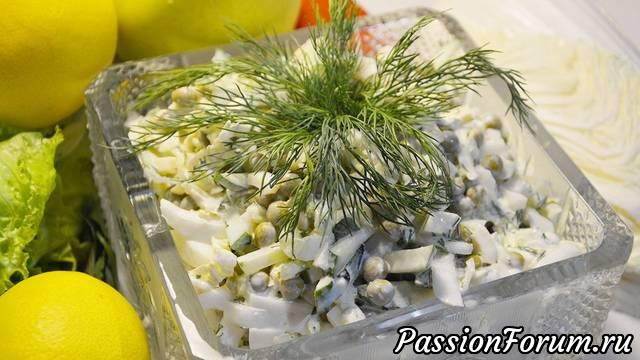Салат из пекинской капусты и зелёного горошка за 5 минут