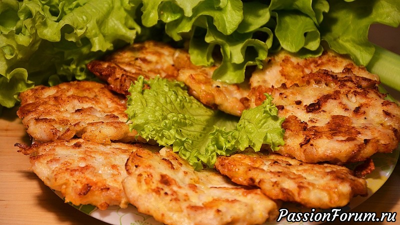 Рубленные оладьи из куриной грудки с сыром