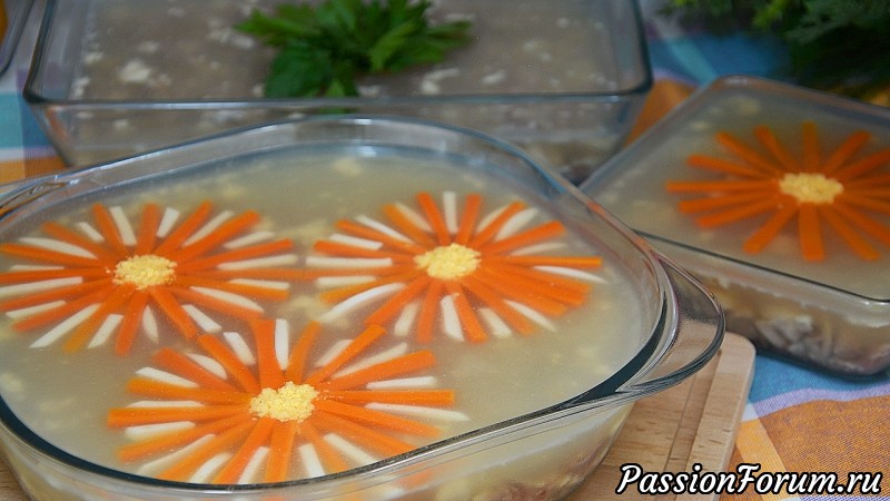 Праздничный холодец из свиных ножек, рульки и курицы (без желатина)