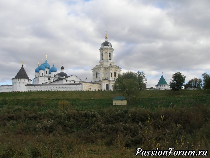 Общий вид, фото сделаны в разное время и в разных ракурсах. Общий вид, фото сделаны в разное время и в разных ракурсах.