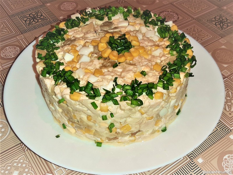 Салат с курицей, грибами и кукурузой