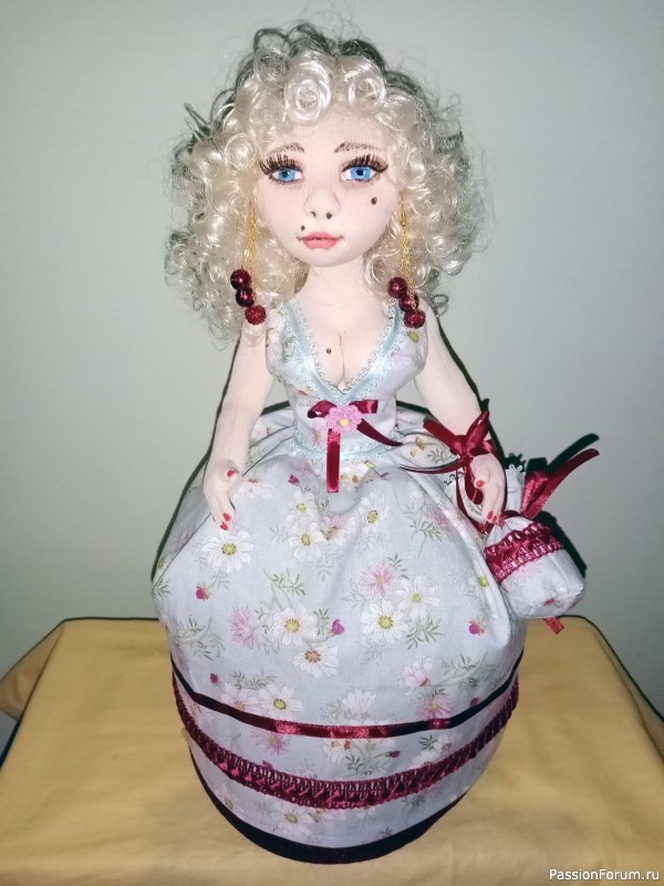 Кукла-грелка на чайник