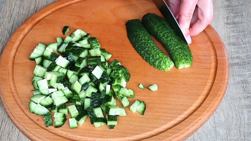 Неожиданно вкусный салат из огурцов! От добавки никто не откажется!
