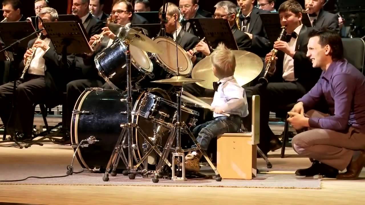 Самый юный барабанщик на свете.