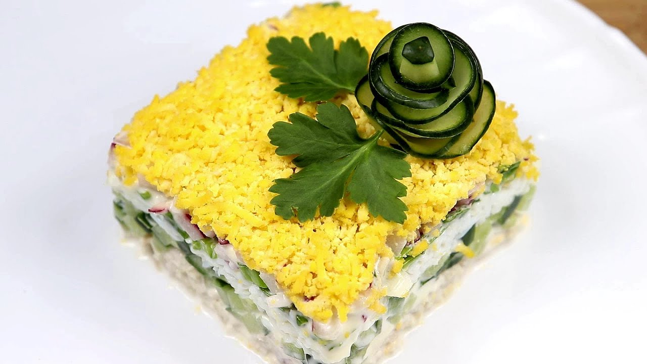 Салат с курицей, редисом и огурцом