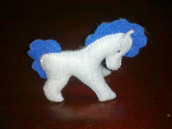 Лошадка м. Голубая лошадь игрушка из 90х. Лошадка голубая поющая мягкая игрушка. Союз м лошадки.