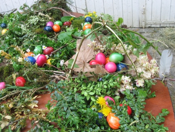 За эти гнезда дети получили шоколадные яйца.