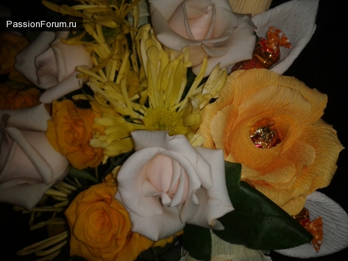 букет: розы, хризантемы и калы
